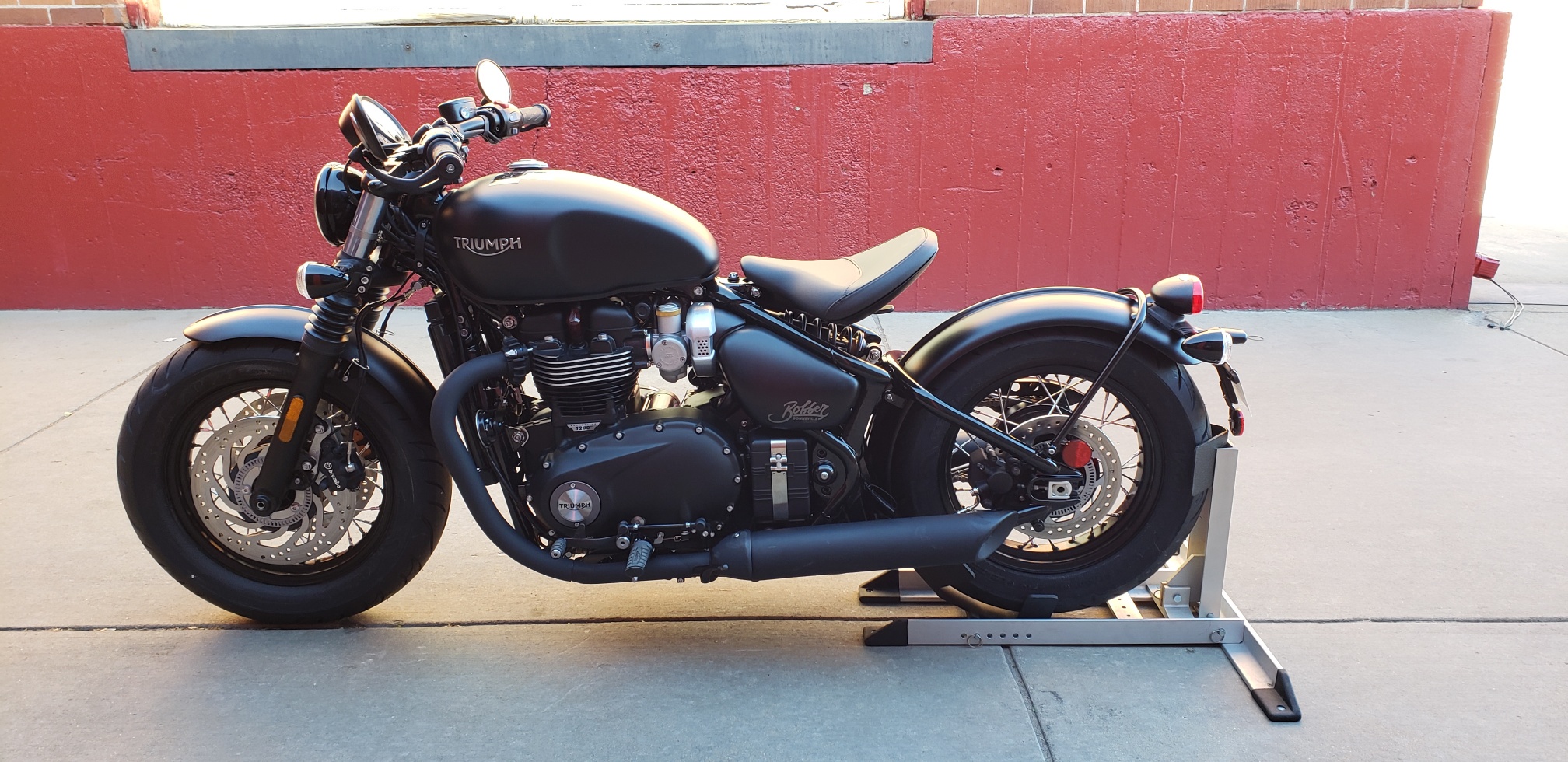 2020 triumph bonneville bobber black